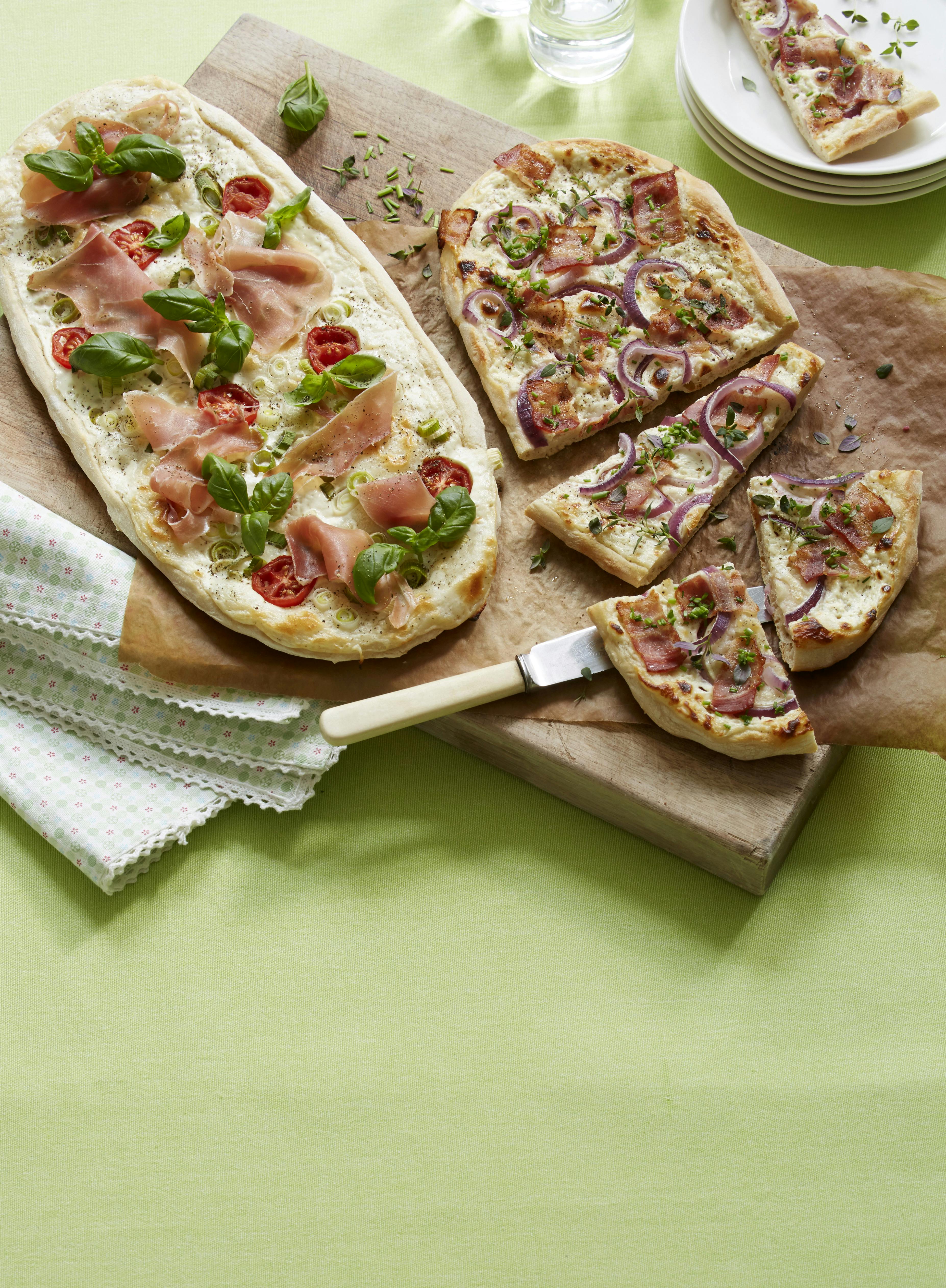 pizza bagt med cremefraiche og kvark i stede for tomatsauce. Her med fyld af skinke, tomat og basilikum