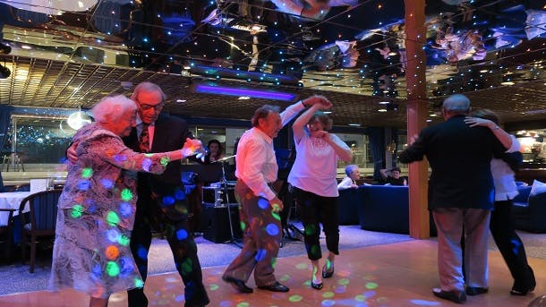 Familie Journal på flodkrydstogt: Der er både danske og franske par på skibets dansegulv.