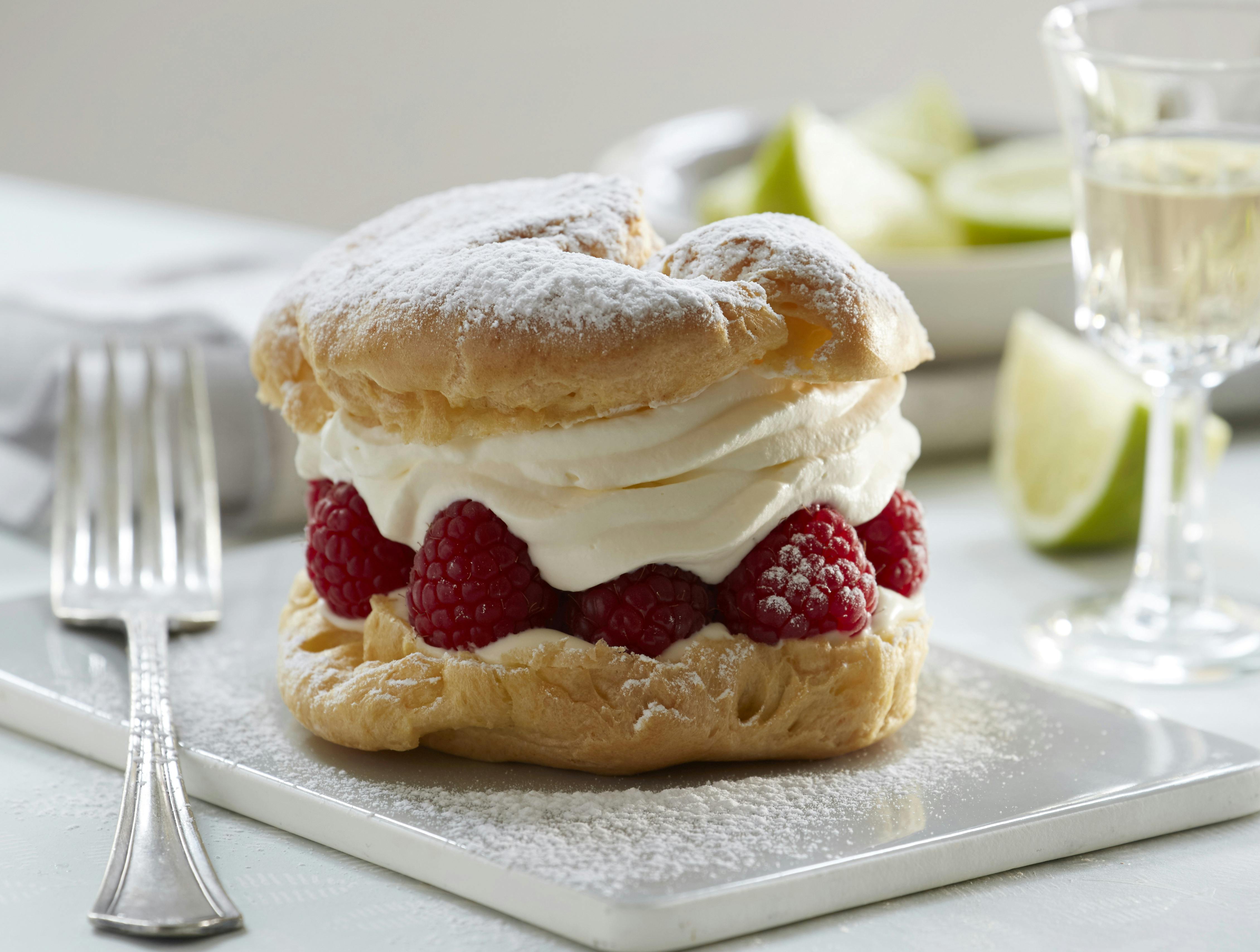Flødeskumskager af vandbakkelsesdej med fyld af limecreme og friske hindbær