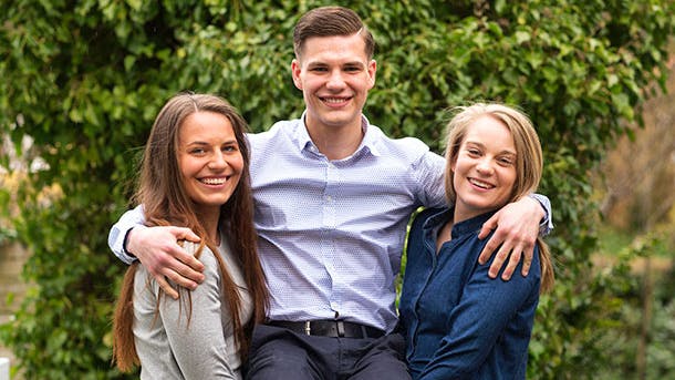 Overvandt sygdom: Frederik med sin søster Louise og kæreste Amalie