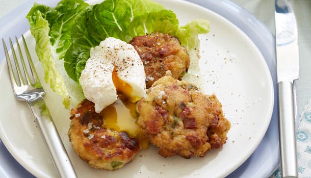 Frikadeller af kartoffel, med æg og salat 