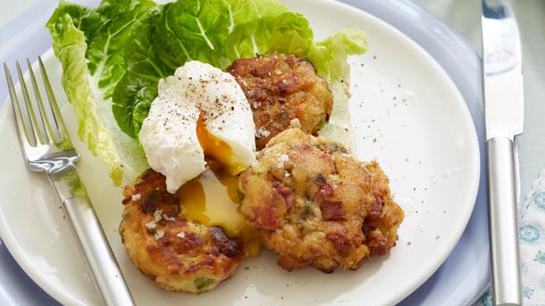 Frikadeller af kartoffel, med æg og salat