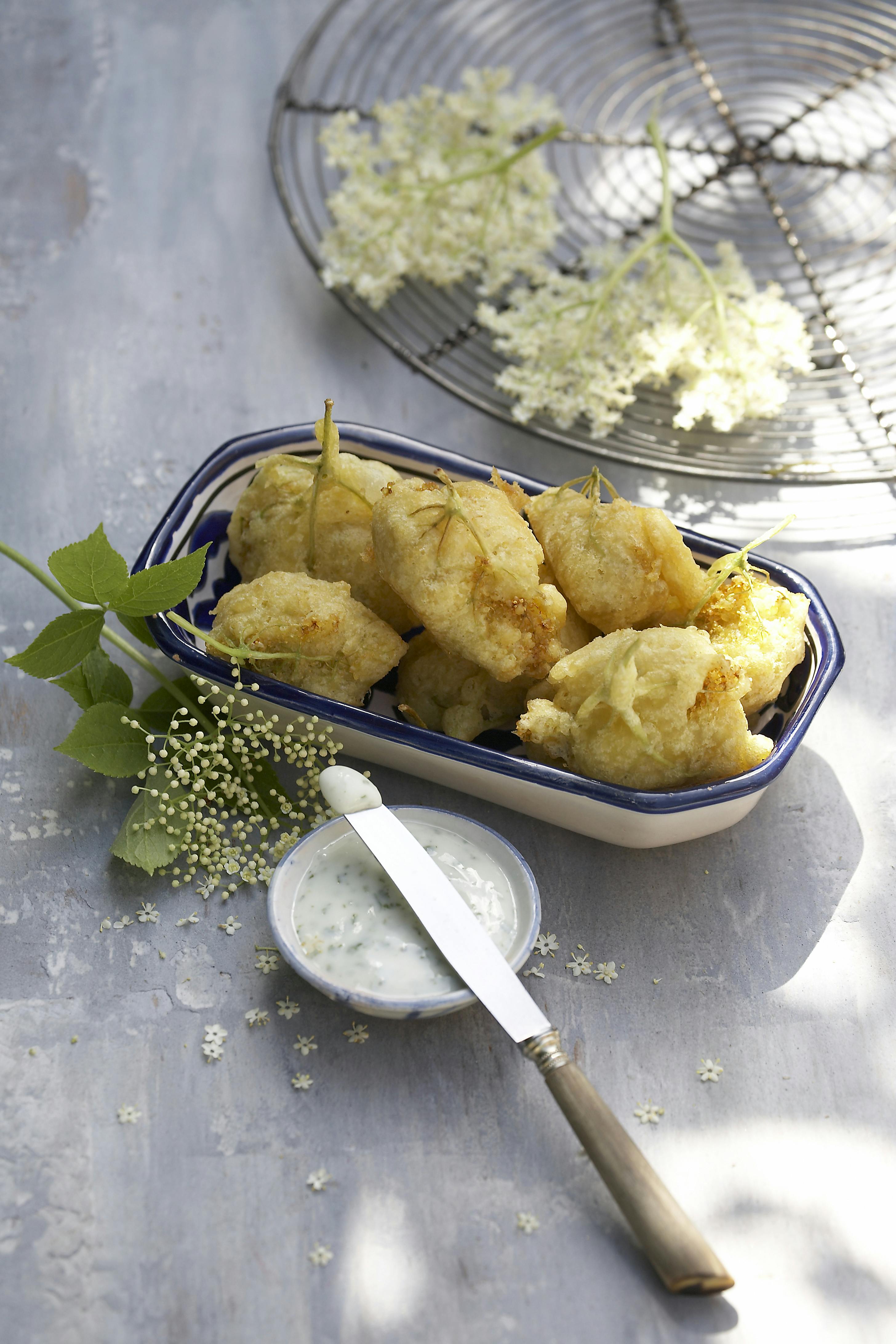 Friturestegte hyldeblomster med myntedressing