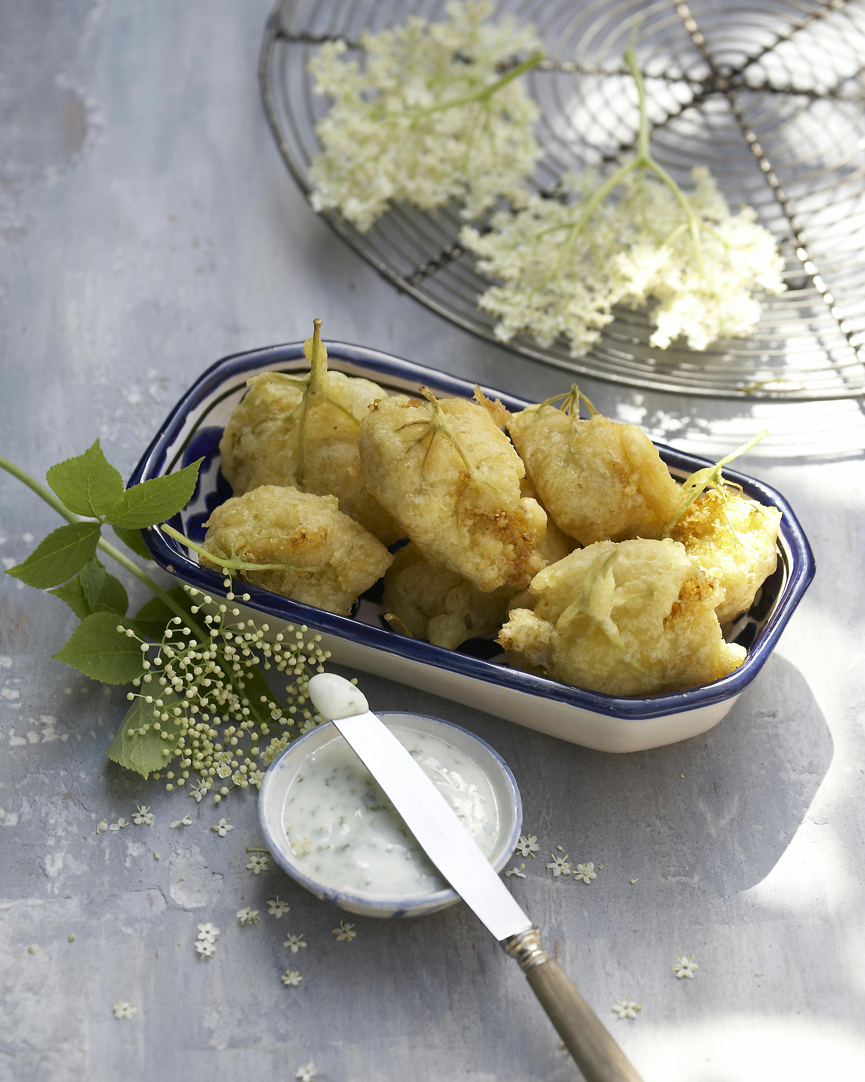 Friturestegte hyldeblomster med myntedressing