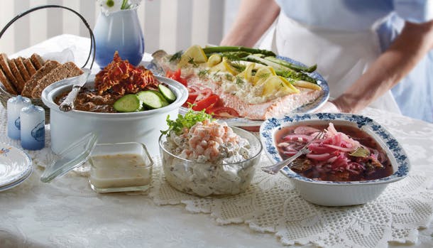 Frokostbordet - Stegte sild, leverposteg og hønsesalat  