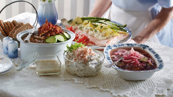 Frokostbordet - Stegte sild, leverposteg og hønsesalat