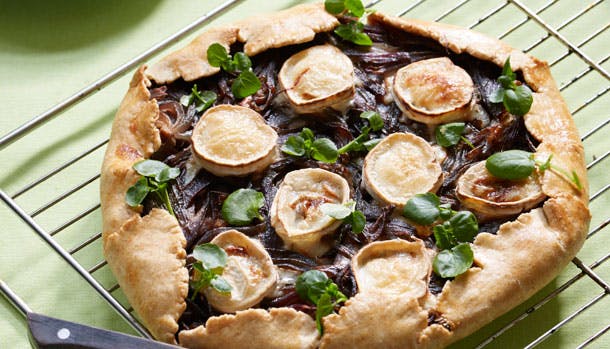 Galette med løg og gedeost 