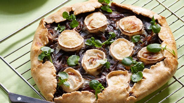 Galette med løg og gedeost