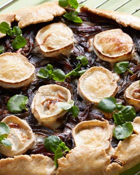 Galette med løg og gedeost