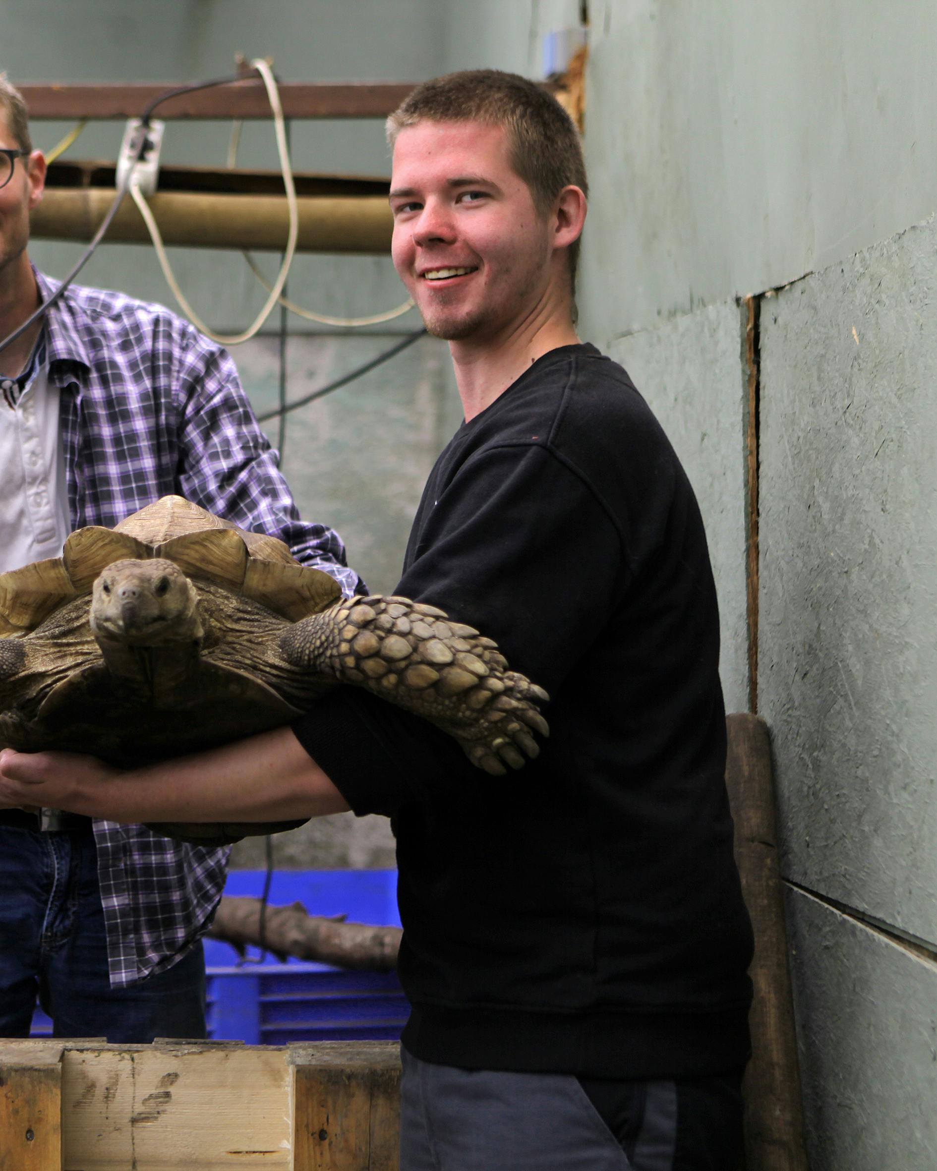 Frederik arbejder med vilde dyr i Lindstrup zoo