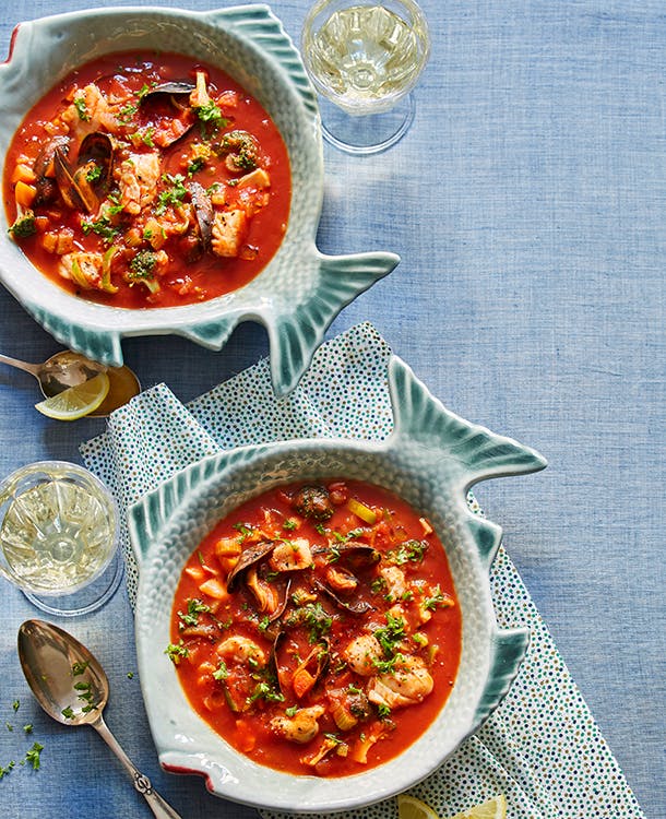 Fiskesuppe minestrone i dyb tallerken 