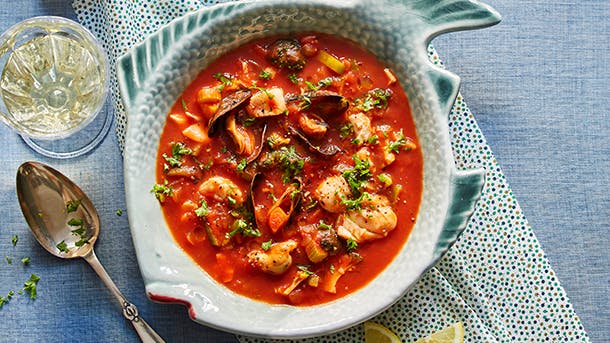 Fiskesuppe minestrone i dyb tallerken