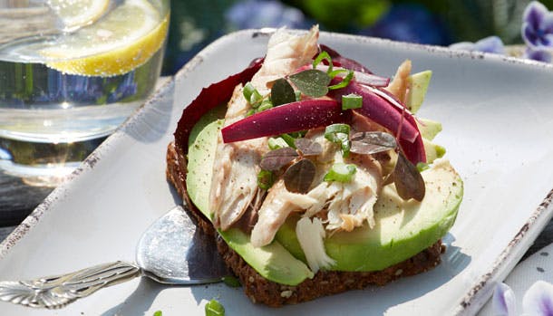 Smørrebrød med røget makrel og avocado