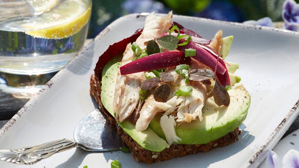 Smørrebrød med røget makrel og avocado