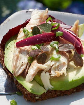 Smørrebrød med røget makrel og avocado