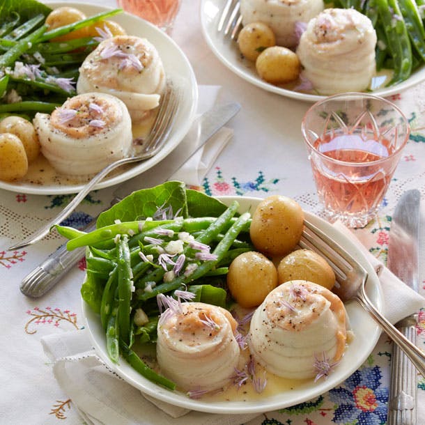 Rødspætteruller med laksefars og bønnesalat