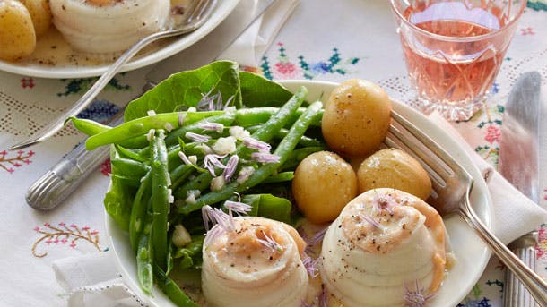 Rødspætteruller med laksefars og bønnesalat
