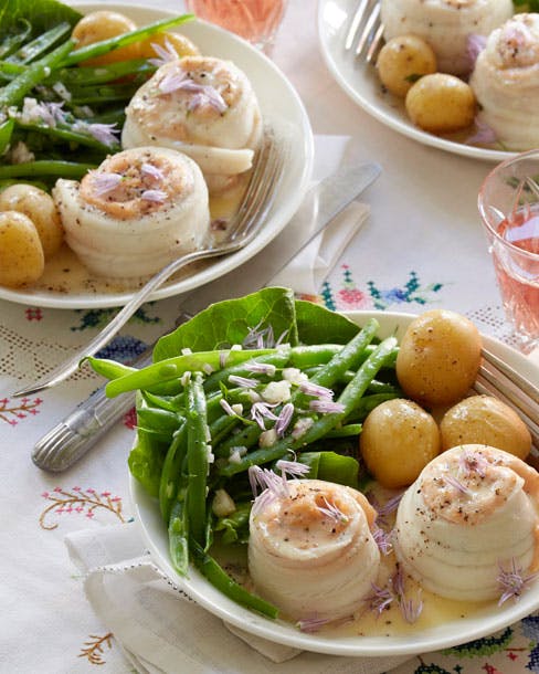 Rødspætteruller med laksefars og bønnesalat