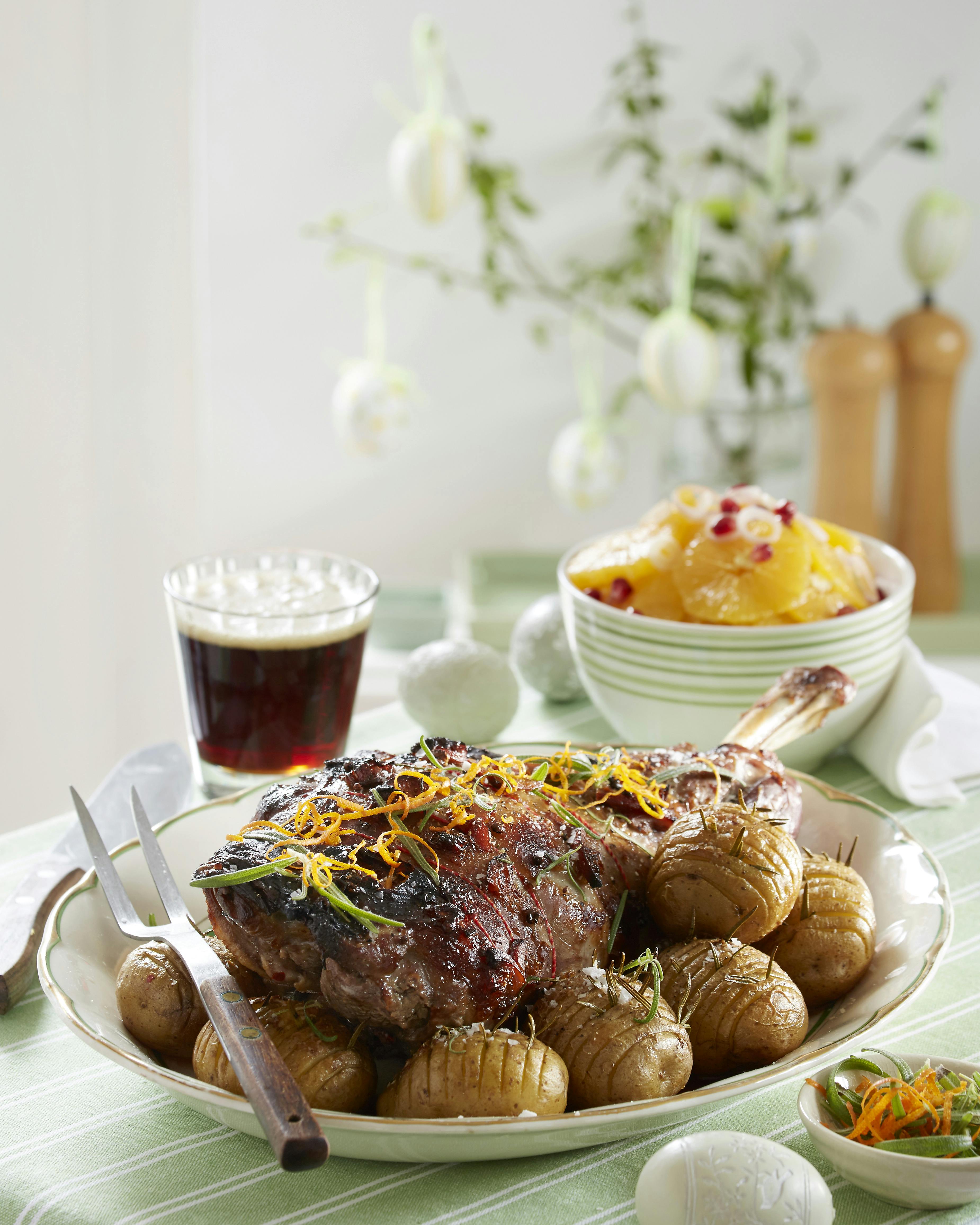 Lammekølle marineret i øl, appelsinmarmelade og hvidløg serveret med rosmarinkartofler og appelsinsalat
