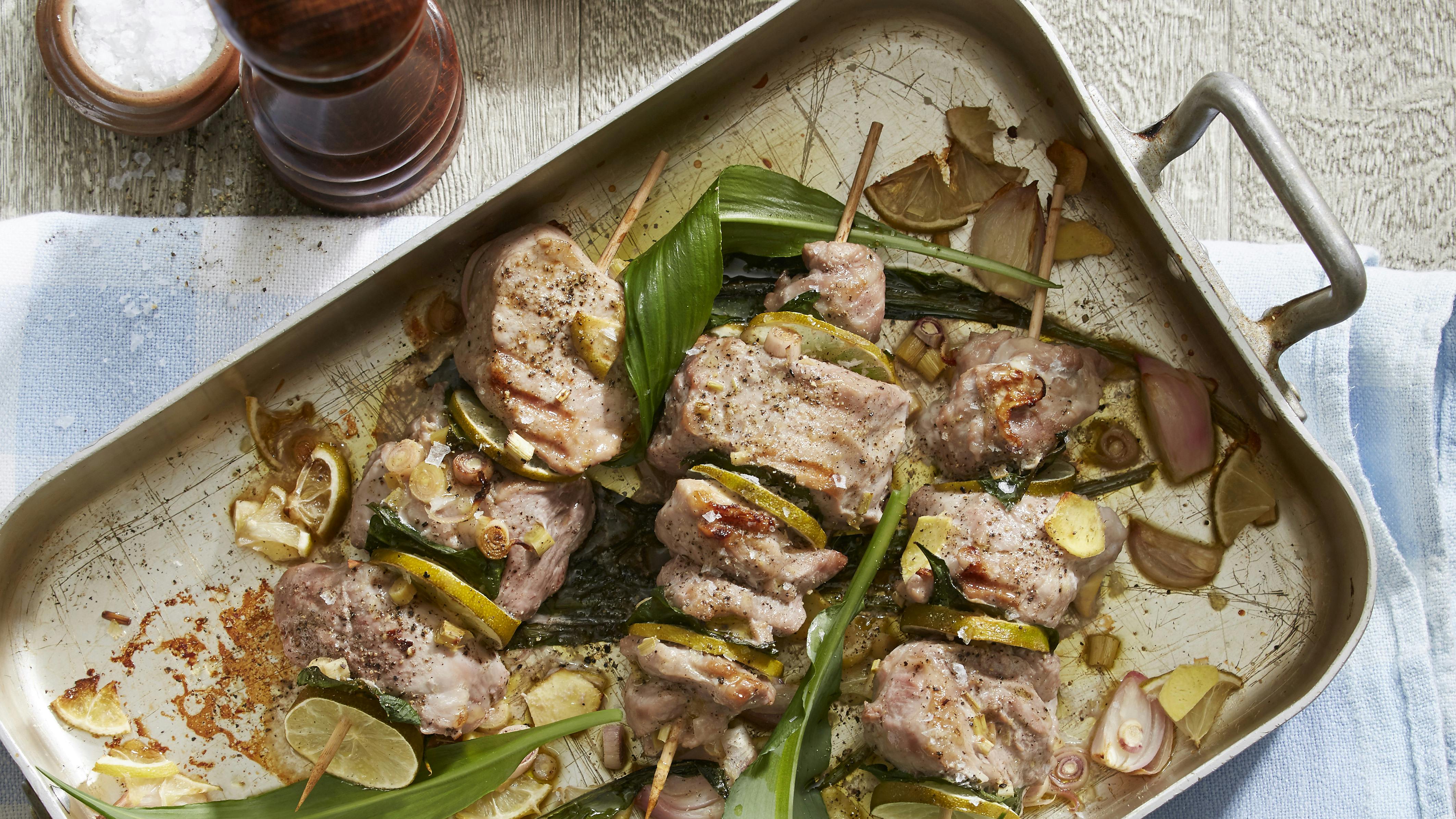 Spyd med tern af svinemørbrad vekslende med limeblade, limeskiver og ingefær