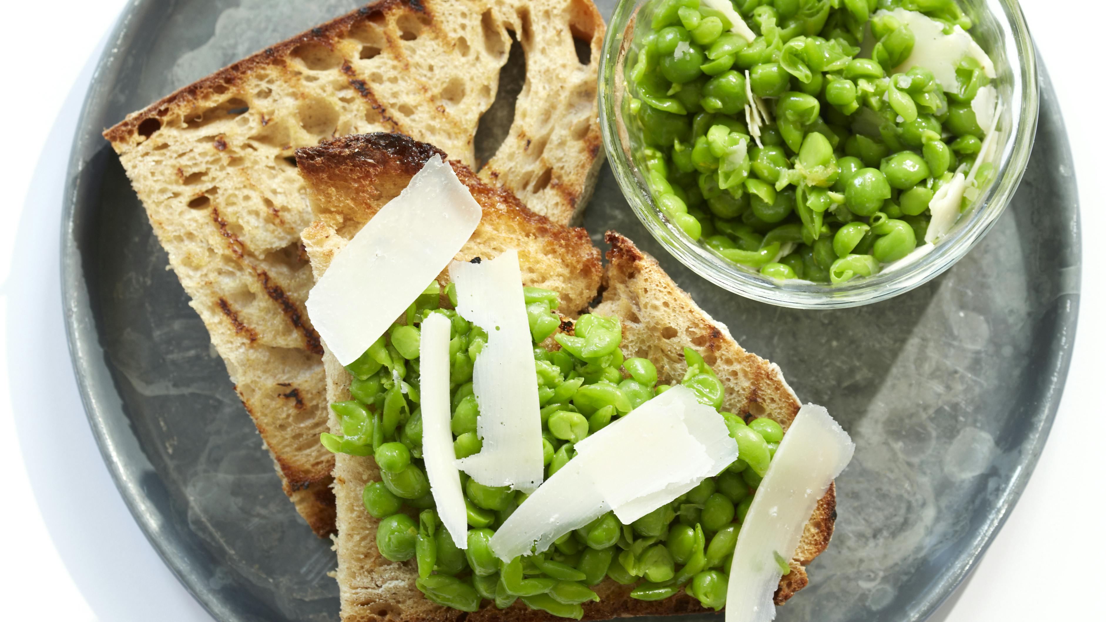 bruschetta med ærter og parmesanost