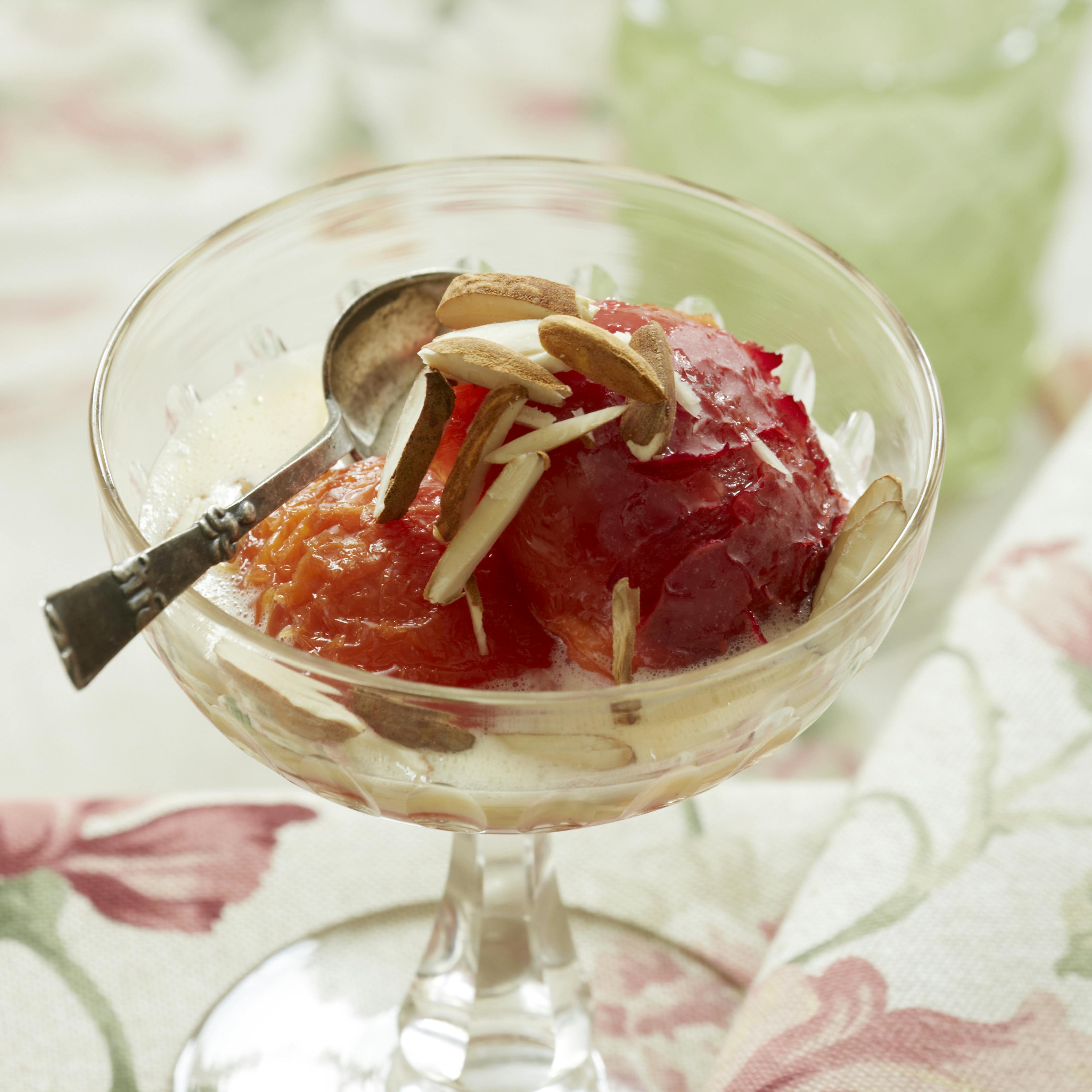 Lækker dessert med årstidens blommer