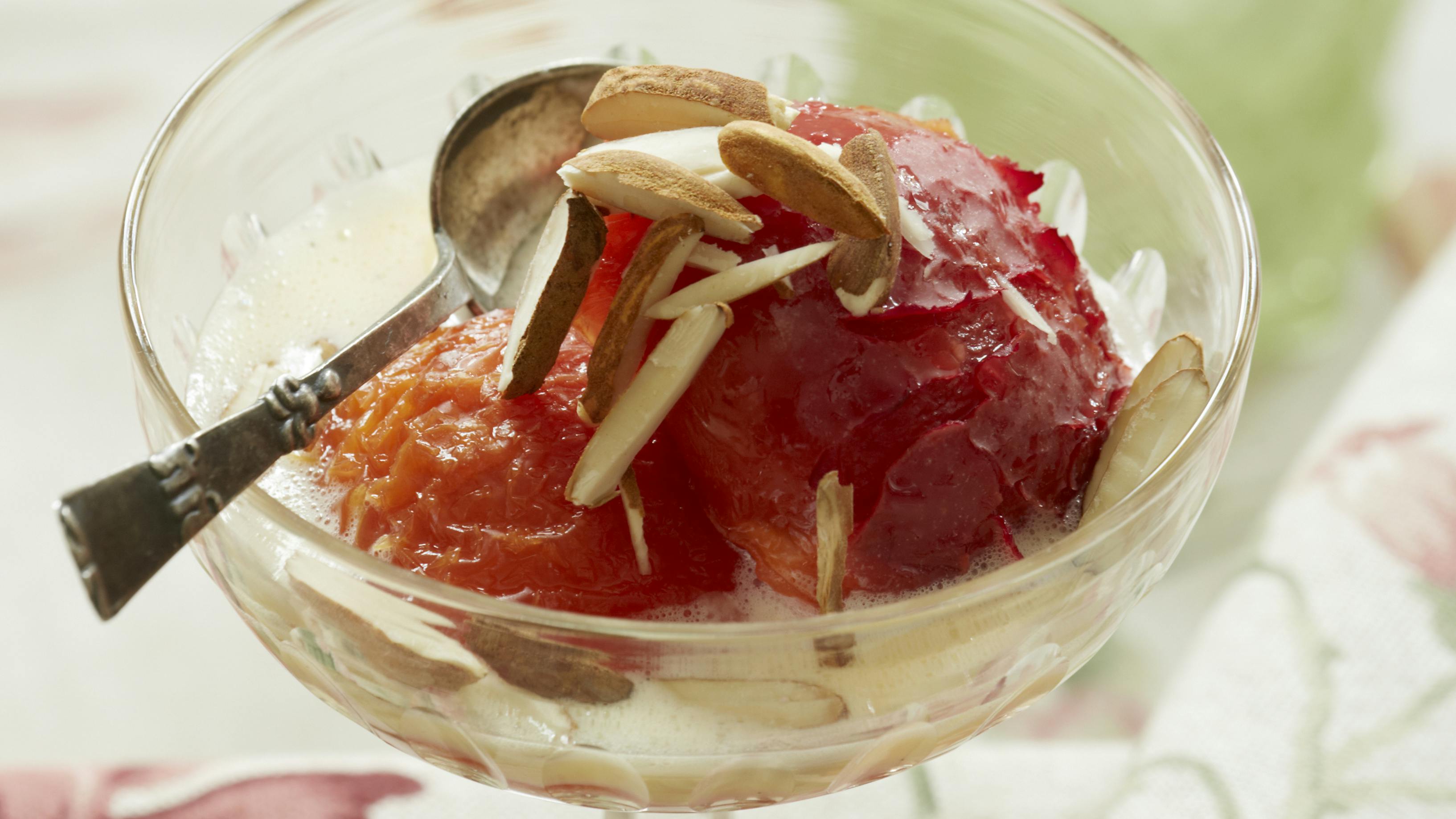 Lækker dessert med årstidens blommer