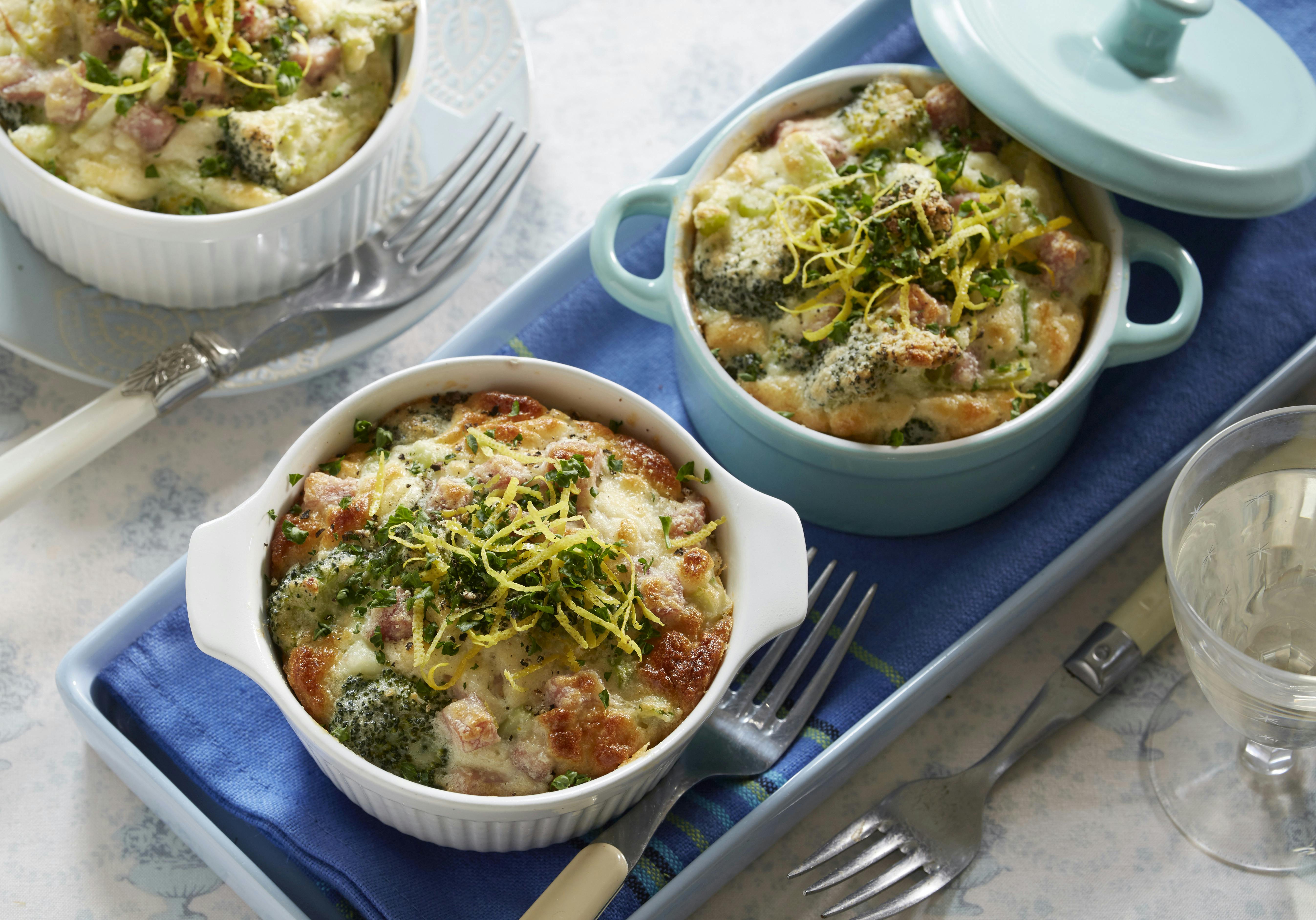 Gratin i portionsstørrelse med broccoli, skinke og hvidløg og toppet med revet citronskal og hakket persille 