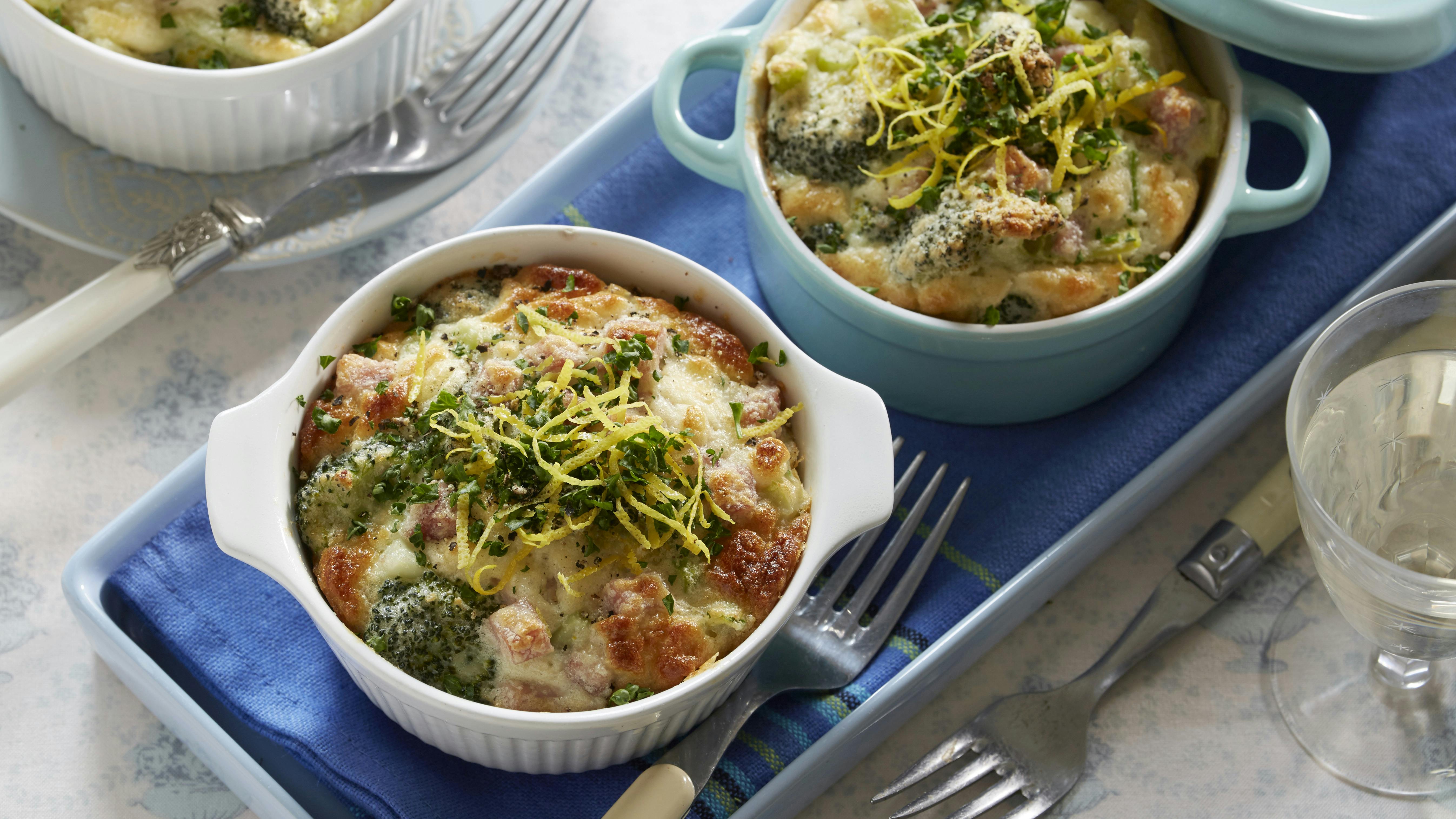 Gratin i portionsstørrelse med broccoli, skinke og hvidløg og toppet med revet citronskal og hakket persille