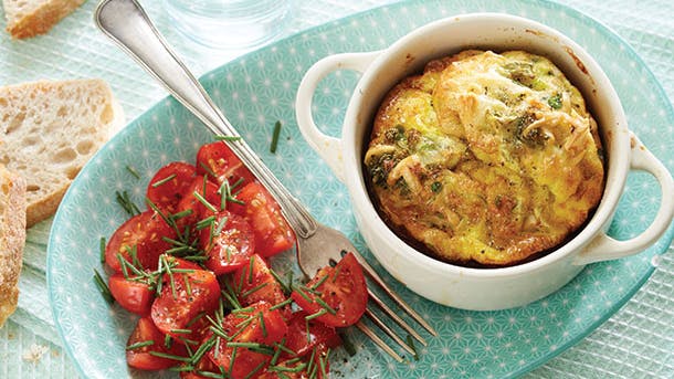 Gratin med broccoli i hvid skål på bord