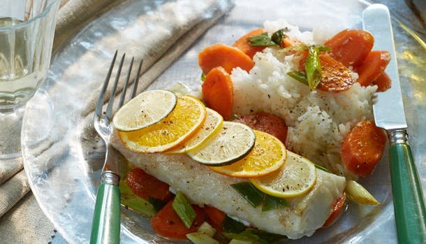 Citrusgrillet fisk med krydrede gulerødder