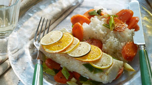 Citrusgrillet fisk med krydrede gulerødder