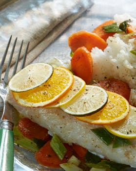 Citrusgrillet fisk med krydrede gulerødder