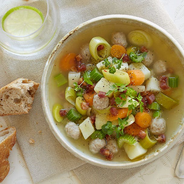 https://imgix.familiejournal.dk/media/article/groensagssuppe-med-kartoffel-bacon-og-smaa-.jpg