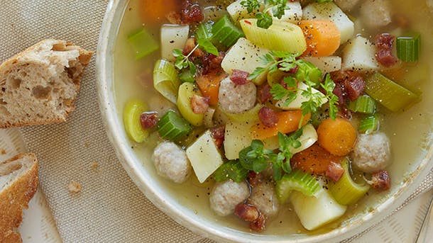 https://imgix.familiejournal.dk/media/article/groensagssuppe-med-kartoffel-bacon-og-smaa-.jpg