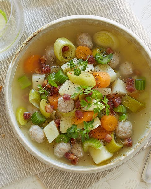 https://imgix.familiejournal.dk/media/article/groensagssuppe-med-kartoffel-bacon-og-smaa-.jpg