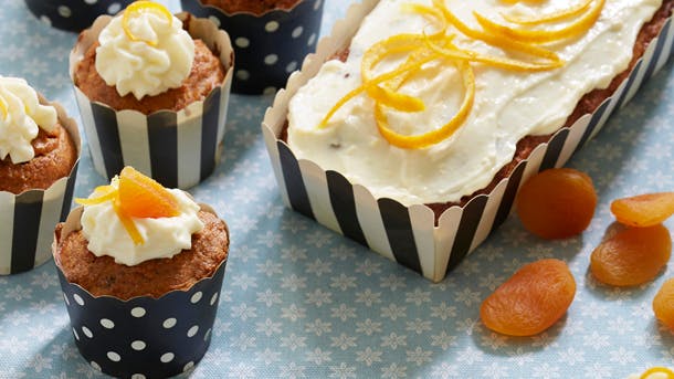 Gulerodskage med abrikoser og cream cheese frosting