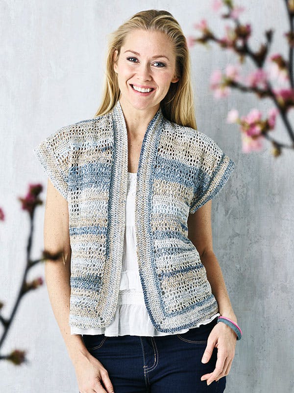 Hæklet vest i stangmaskemønster og flere farver