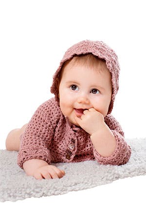 Hæklet babytøj: Baby i hæklet jakke og kyse