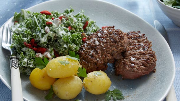 Hakkebøffer med grønkålssalat