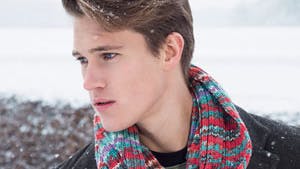 Ung fyr med farvet halsrør