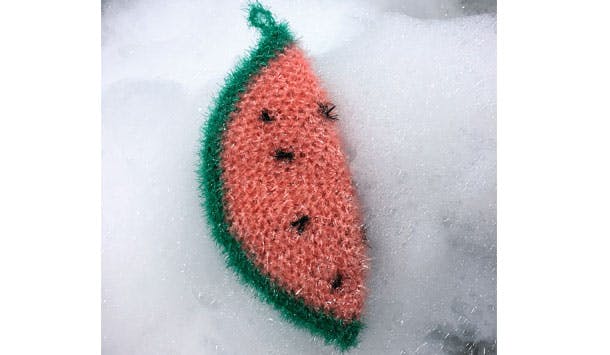 Hækleopskrift: Skuresvamp formet som melon i sæbeskum