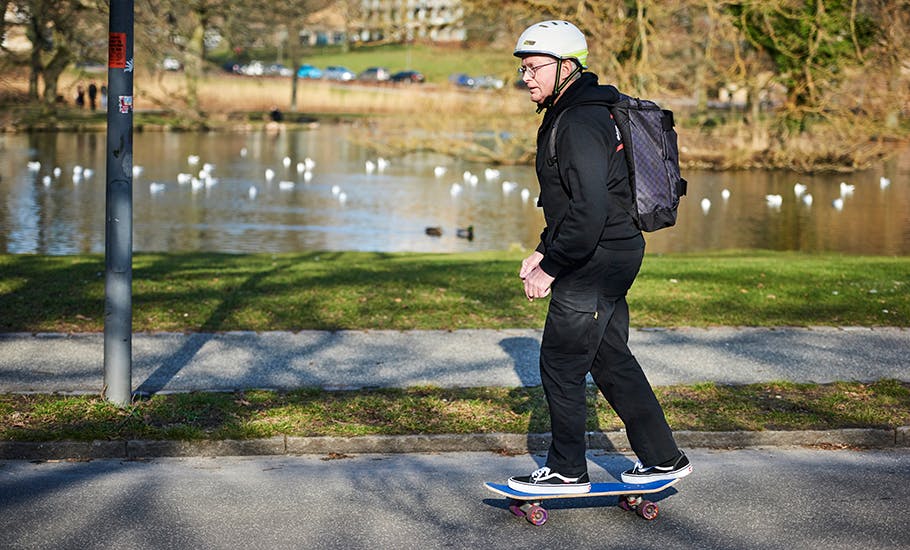  68-årige Henning  trives på sit skateboard