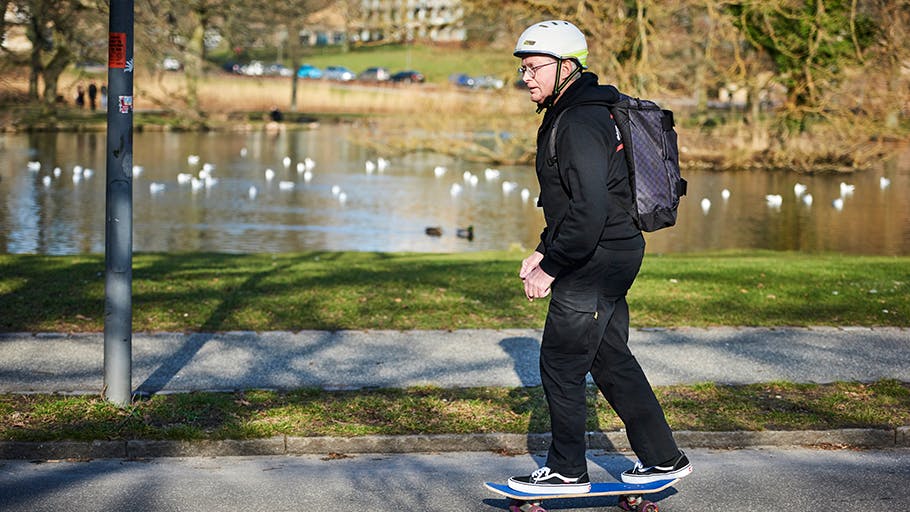 68-årige Henning  trives på sit skateboard