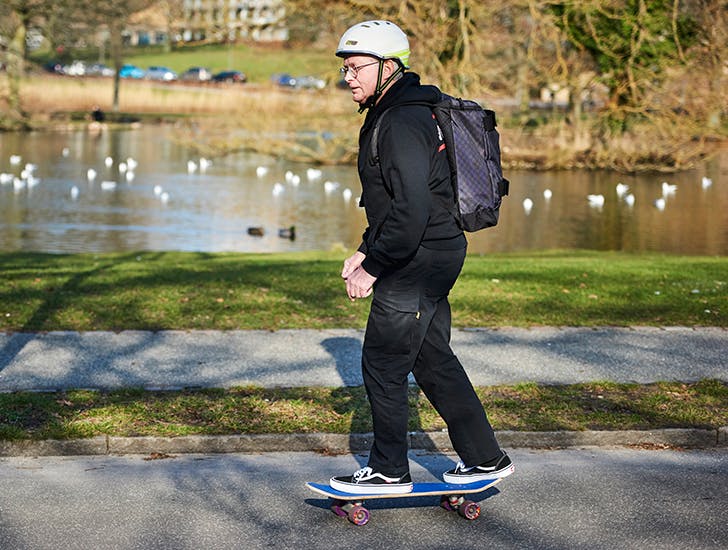  68-årige Henning  trives på sit skateboard