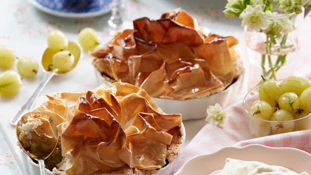 Stikkelsbær med marengs og sprød fillotop
