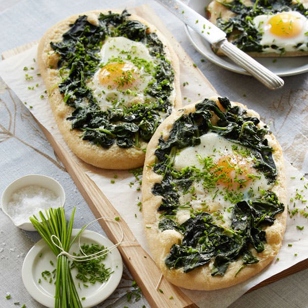 Fladbrød med æg og spinat