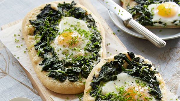 Fladbrød med æg og spinat