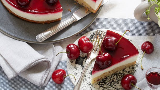 Cheesecake med kirsebær og mandelbund