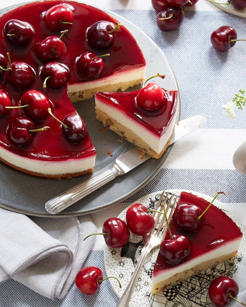 Cheesecake med kirsebær og mandelbund